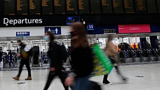 İngiltere'nin başkenti Londra'da bulunan Waterloo Tren İstasyonu'ndan bir kare.
