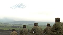 Japanische Soldaten warten am Fuß des Mount Fuji auf ihren Befehl