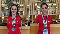 Türk milli sporcular Sümeyye Boyacı (sol), Sevilay Öztürk (sağ)