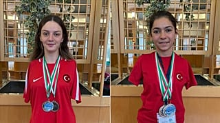 Türk milli sporcular Sümeyye Boyacı (sol), Sevilay Öztürk (sağ)