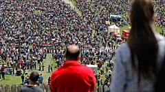 DATEI- Katholische Pilger füllen die Hänge, nachdem Zehntausende an der größten religiösen Veranstaltung ihres Glaubens in Sumuleu Ciuc, Rumänien, teilgenommen haben, Samstag, 22. Mai 2021. 