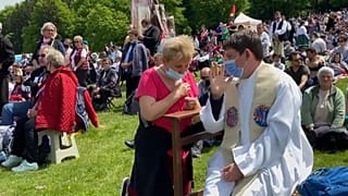 Pfarrer mit Gläubiger