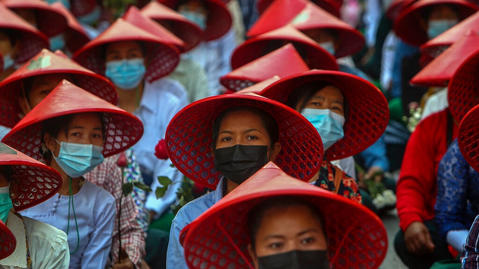 Myanmar'ın Mandalay şehrinde askeri cunta karşıtı eylemlere katılan öğretmenler.
