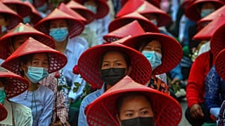 Myanmar'ın Mandalay şehrinde askeri cunta karşıtı eylemlere katılan öğretmenler.