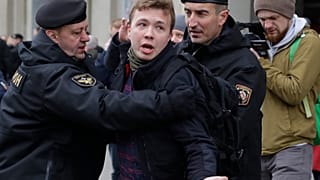 La policía bielorrusa detiene al periodista Roman Protasevich en Minsk, Bielorrusia, el 26 de marzo de 2017. (Archivo).