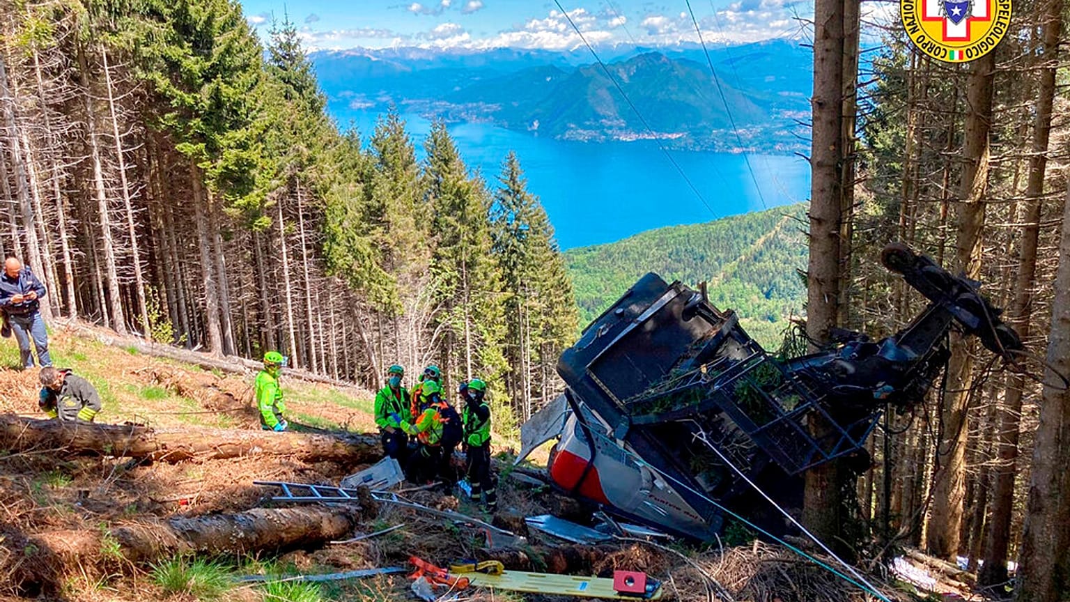 Teleferiğin ormanlık, yokuş bir araziye düşmesi arama kurtarma çalışmalarını yavaşlattı.