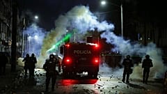 La policía colombiana lanza gases lacrimógenos contra manifestantes que les arrojan piedras el viernes 21 de mayo en Bogotá.