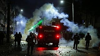 La policía colombiana lanza gases lacrimógenos contra manifestantes que les arrojan piedras el viernes 21 de mayo en Bogotá.
