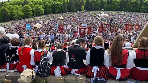 People praying