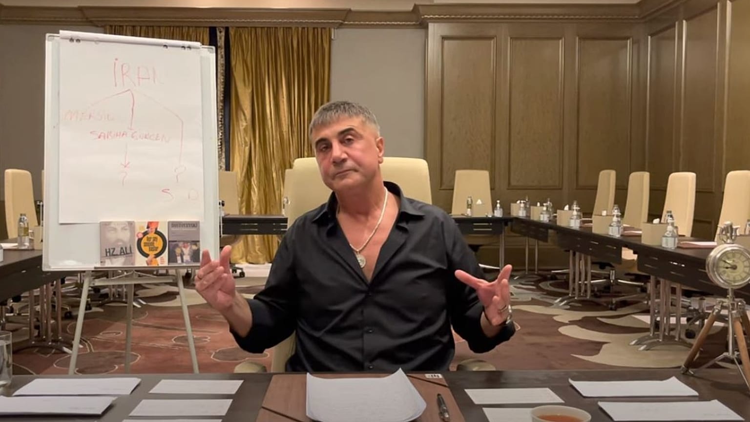 Organize suç örgütü liderliği suçlamasıyla aranan Sedat Peker,  7'inci ve son ifşa videosunu farklı bir mekanda çekti.