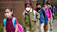 Niños acuden al colegio en Nueva York