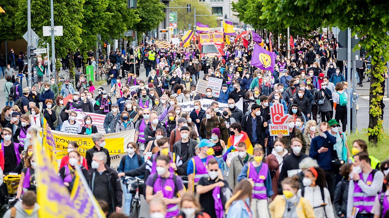 Tausende Menschen zogen am Pfingstsonntag durch Berlin