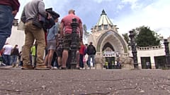 Sorban álló turisták a Fővárosi Állat- és Növénykert bejáratánál