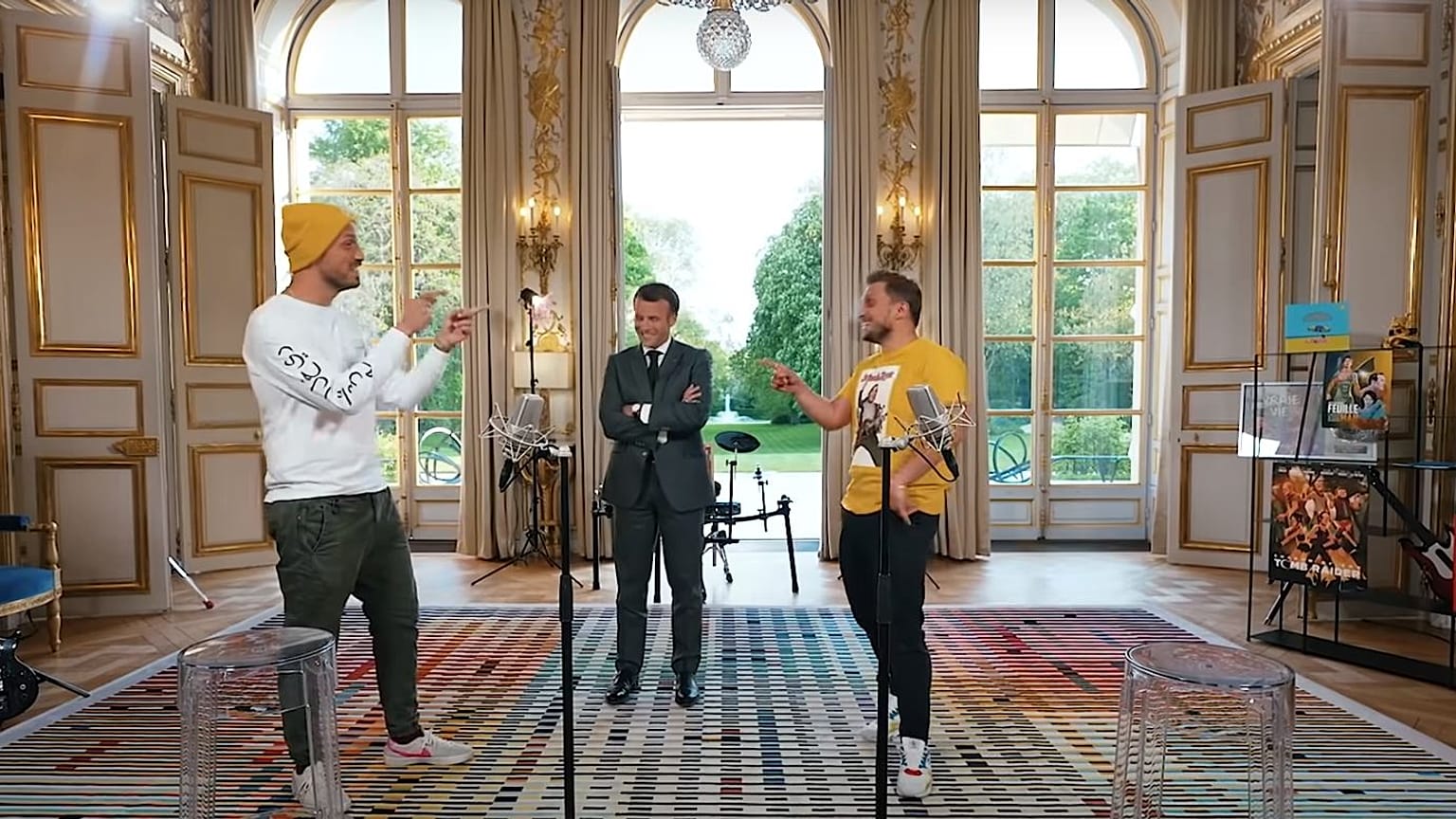 Le président français Emmanuel Macron entouré des influenceurs McFly et Carlito à l'Élysée : vidéo diffusée le 23 mai 2021