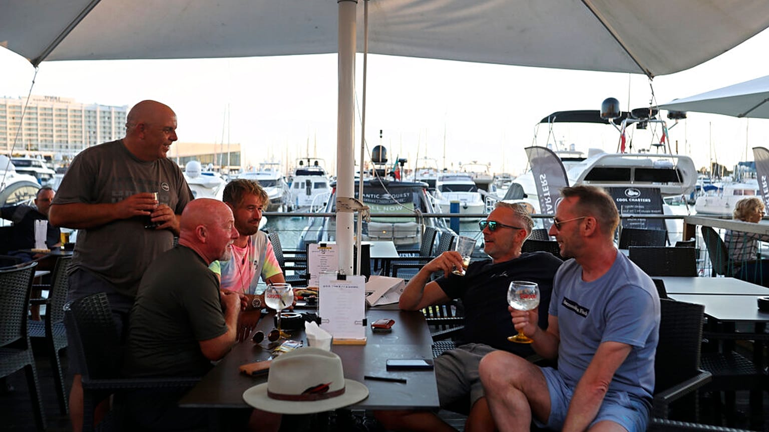 Turistas británicos la semana pasada al llegar a Portugal, otro de los países que ha abierto sus puertas.