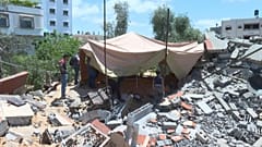 Eine Plane als Schutz vor Sonne und Wetter über den Trümmern eines Wohnhauses
