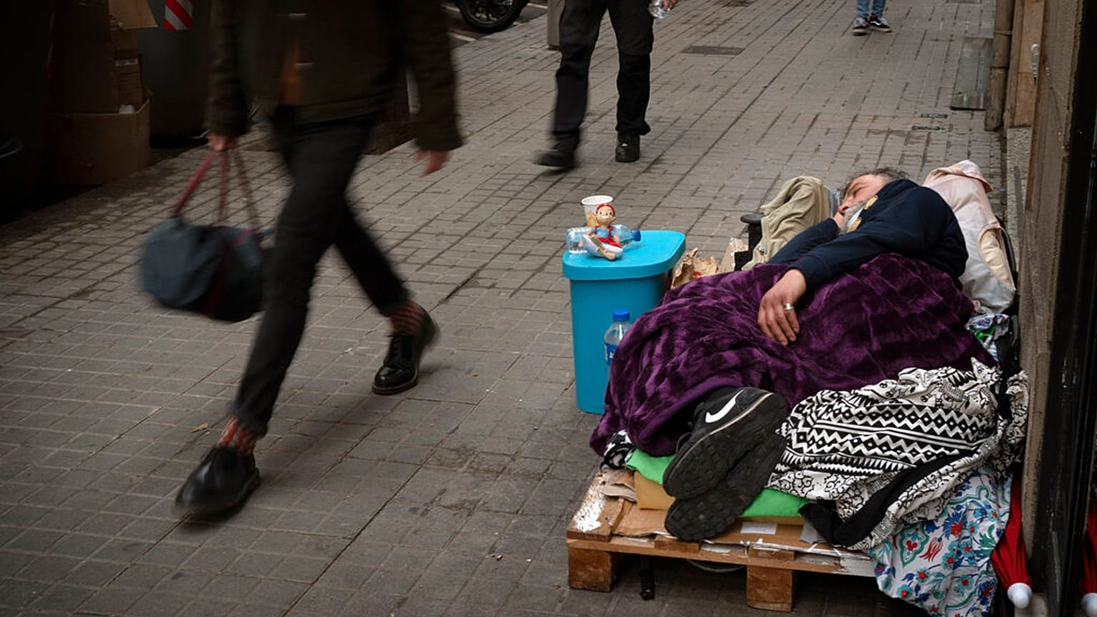 Covid-19: İspanya'da 30 bin evsizi aşılama programı başladı