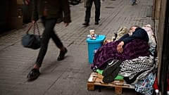 Covid-19: İspanya'da 30 bin evsizi aşılama programı başladı