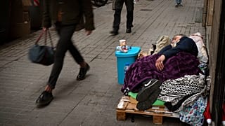 Covid-19: İspanya'da 30 bin evsizi aşılama programı başladı