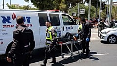 Két ember megsérült, a támadót lelőtték