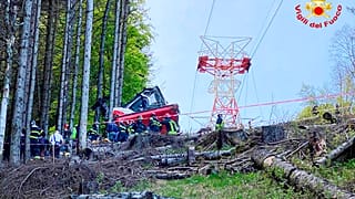 Feuerwehr im Einsatz nach dem Absturz einer Gondel auf dem Weg zum Mont Mottarone, 23.05.2021