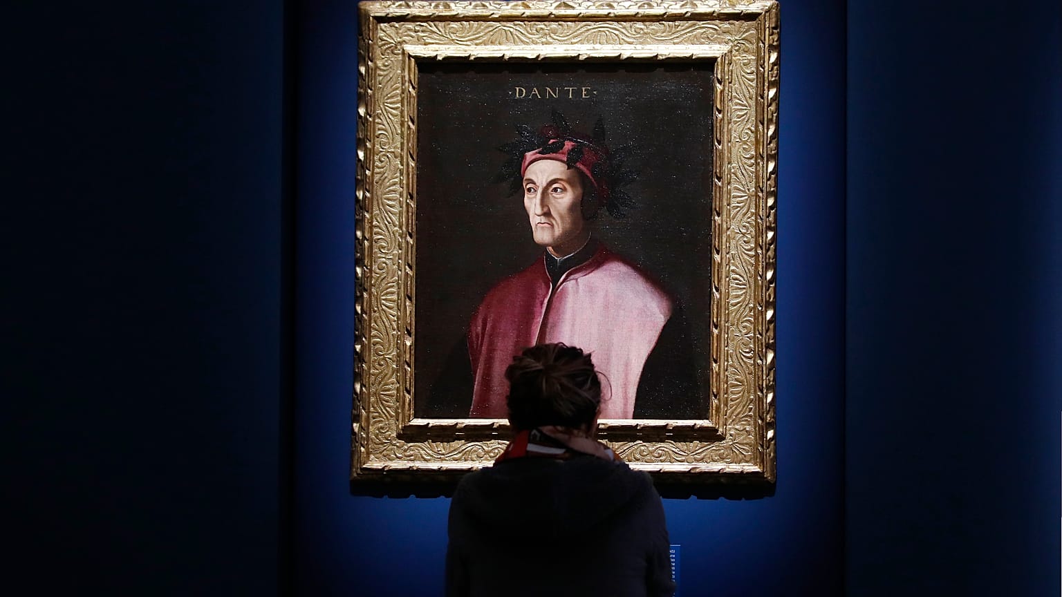 İtalya'nın Forli kentinde bir sergide ünlü şair Dante Alighieri'nin portresine bakan bir kadın