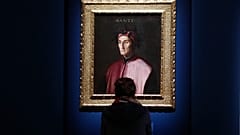 İtalya'nın Forli kentinde bir sergide ünlü şair Dante Alighieri'nin portresine bakan bir kadın