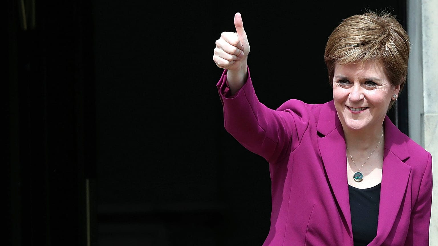La primera ministra de Escocia y líder del Partido Nacional Escocés, Nicola Sturgeon, posa para los fotógrafos, en Bute House en Edimburgo, Escocia. Domingo, 9 de mayo de 2021