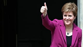 La primera ministra de Escocia y líder del Partido Nacional Escocés, Nicola Sturgeon, posa para los fotógrafos, en Bute House en Edimburgo, Escocia. Domingo, 9 de mayo de 2021
