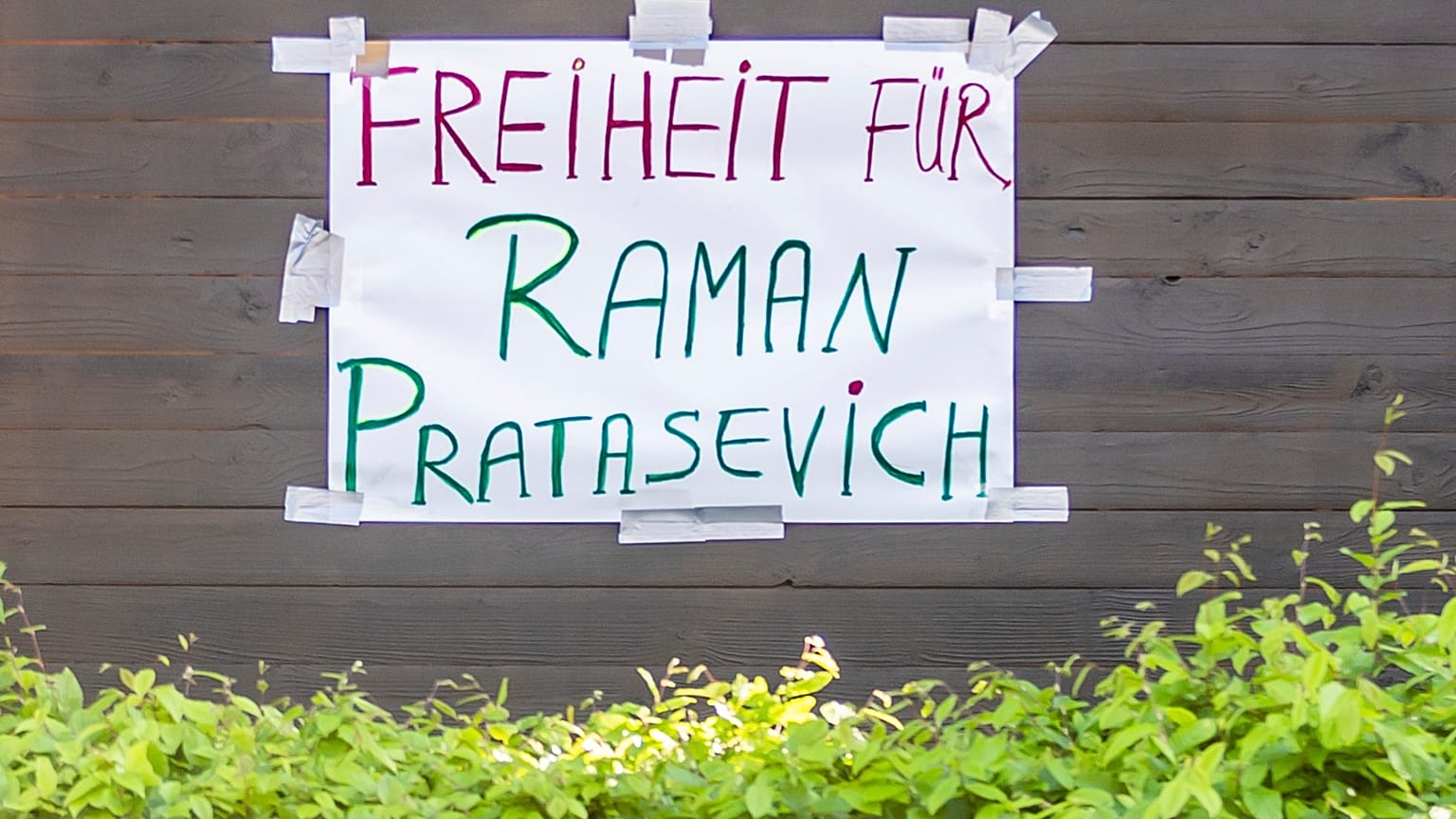 Szabadságot Roman Protaszevicsnek - felirat a belorusz követségre plakátolva Berlinben