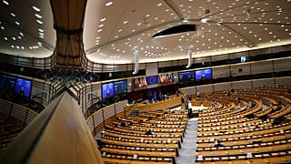Legisladores europeos participan en un debate sobre la estrategia de la UE hacia Israel y Palestina en el Parlamento Europeo en Bruselas, el martes 18 de mayo de 2021.