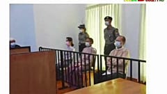 Aung Saun Suu Kyi, à esquerda, no tribunal