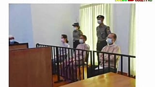 Aung Saun Suu Kyi, à esquerda, no tribunal