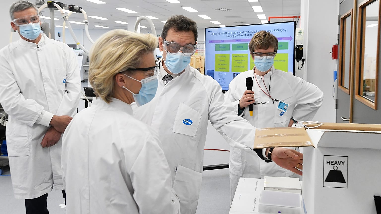 Avrupa Komisyonu Başkanı  Ursula von der Leyen ve Pfizer'ın CEO'su Albert Bourla