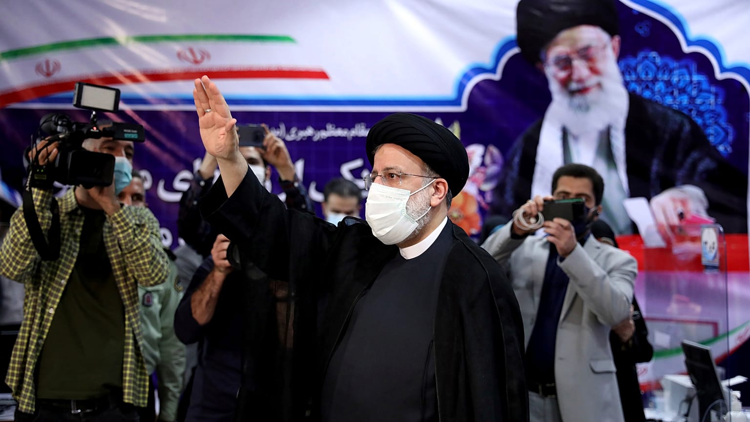 إبراهيم رئيسي، رئيس القضاء الإيراني في وزارة الداخلية لتسجيل ترشيحه للانتخابات الرئاسية المقررة في 18 يونيو 2021.