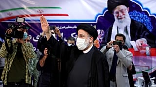 إبراهيم رئيسي، رئيس القضاء الإيراني في وزارة الداخلية لتسجيل ترشيحه للانتخابات الرئاسية المقررة في 18 يونيو 2021.
