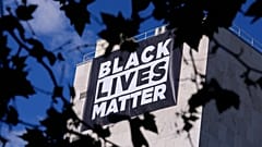 Una pancarta de 'Black Lives Matter' cuelga de la embajada de Estados Unidos en Madrid, España, el martes 25 de mayo de 2021. 