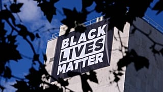 Una pancarta de 'Black Lives Matter' cuelga de la embajada de Estados Unidos en Madrid, España, el martes 25 de mayo de 2021.