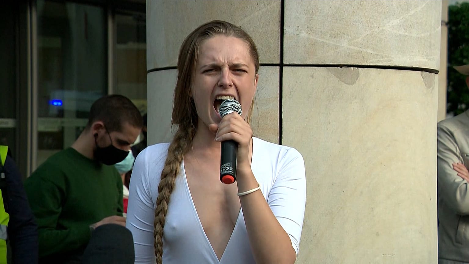 Jana Shostak starting to scream