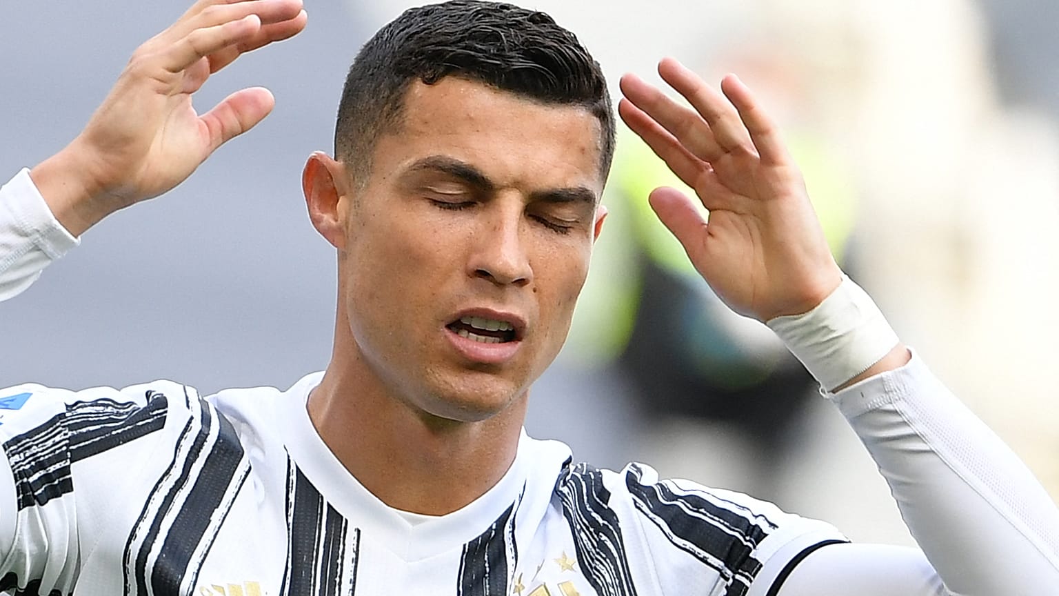 مهاجم يوفنتوس، البرتغالي كريستيانو رونالدو خلال مباراة الدوري الإيطالي لكرة القدم يوفنتوس ضد إنتر في 15 مايو 2021.