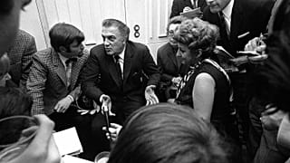 Федерико Феллини в окружении журналистов в 1970 году