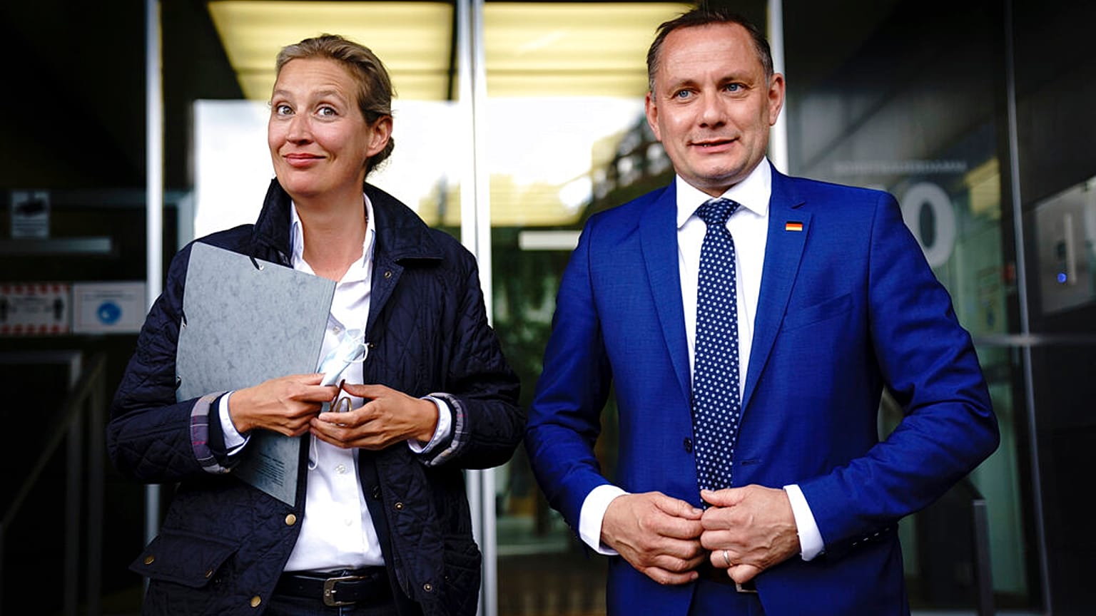 Alice Weidel és Tino Chrupalla a berlini sajtótájékoztatón