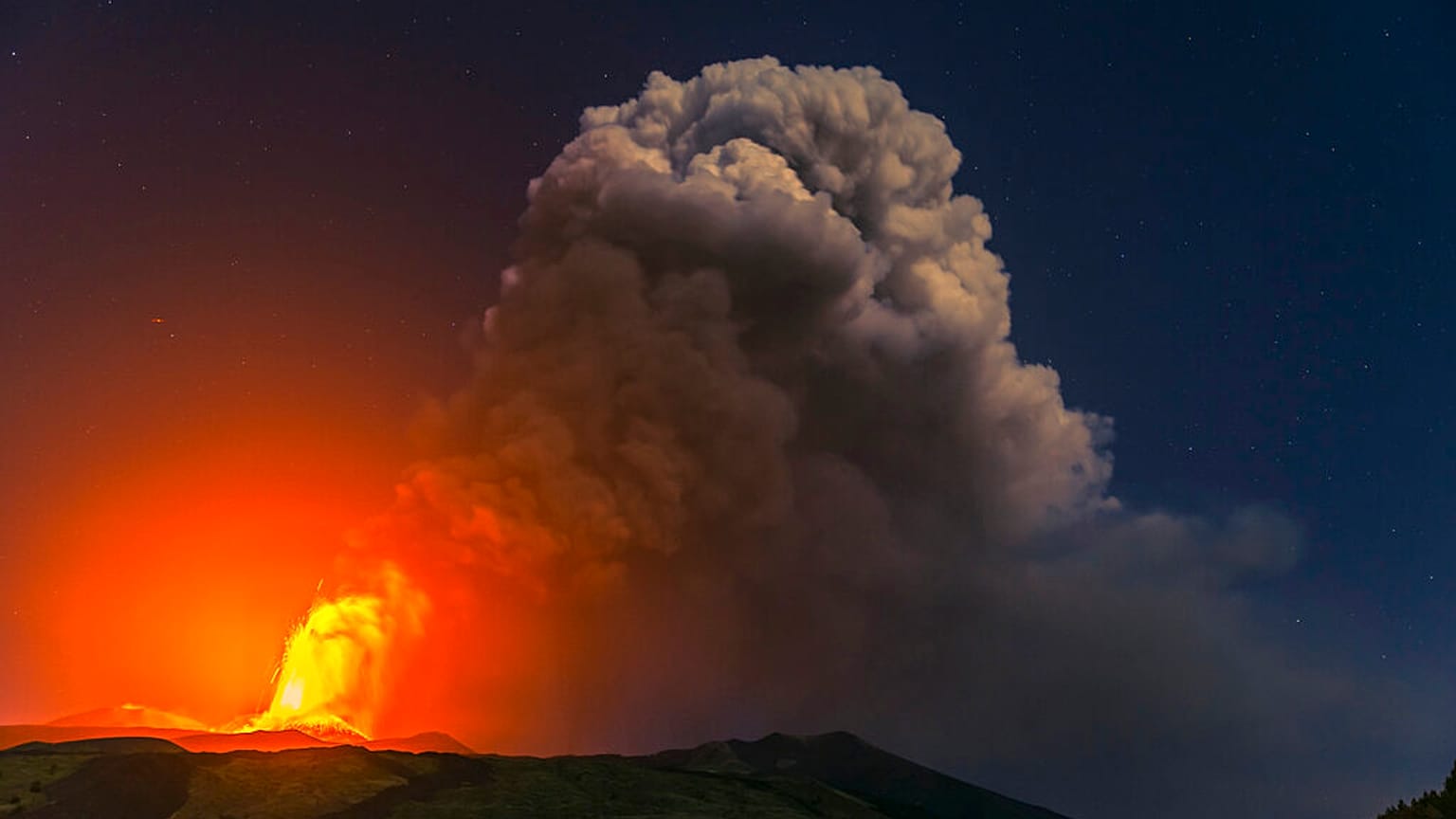 L'Etna sembra non volersi fermare più. 
