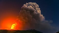 L'Etna sembra non volersi fermare più. 
