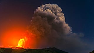 L'Etna sembra non volersi fermare più.