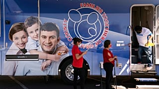 ABD'nin Kaliforniya eyaletindeki bir mobil klinikte Modrna aşısı için sıra bekleneynler