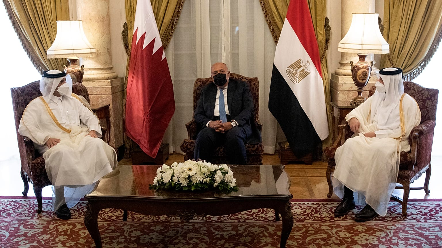 نائب رئيس الوزراء ووزير الخارجية القطري الشيخ محمد بن عبد الرحمن بن جاسم آل ثاني وزير الخارجية المصري سامح شكري في قصر التحرير بالقاهرة.