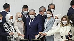 TBMM Genek Kurulunda HSK'nın 7 üyesinin belirlenmesi için seçim yapıldı. AK Parti Genel Başkanvekili Binali Yıldırım ve beraberindeki milletvekilleri oylarını kullandı
