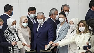 TBMM Genek Kurulunda HSK'nın 7 üyesinin belirlenmesi için seçim yapıldı. AK Parti Genel Başkanvekili Binali Yıldırım ve beraberindeki milletvekilleri oylarını kullandı
