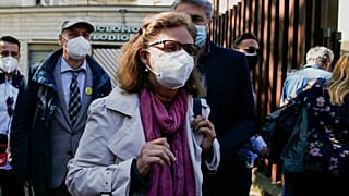 Paola Deffendi, la mamma di Giulio Regeni, all'ingresso in tribunale.
